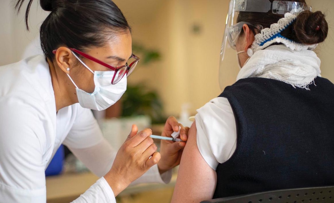 Al 95.9%, aplicación de vacunas a personal de salud en Zacatecas