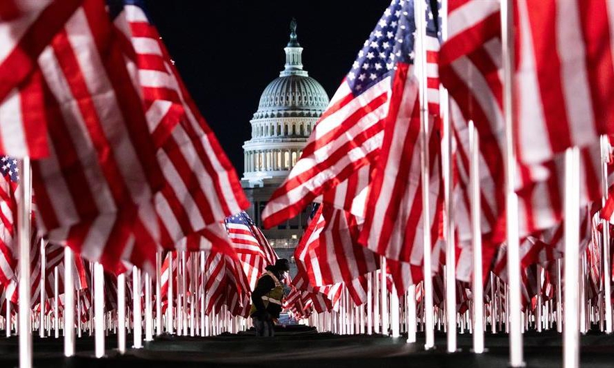‘Tapizan’ Washington D.C. con miles de banderas para investidura de Biden