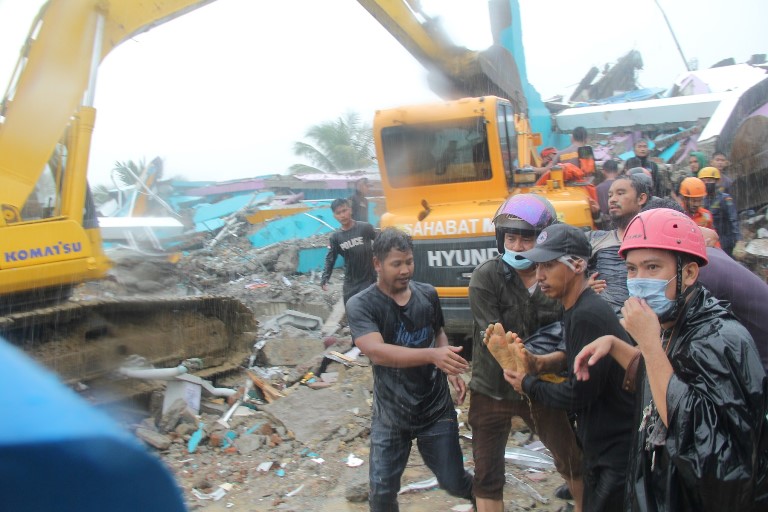 Sismo en Indonesia deja por lo menos 42 muertos y 820 heridos