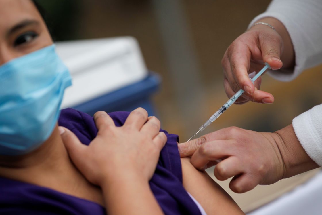 Nuevo lote de vacunas anticovid será para médicos privados y maestros: AMLO