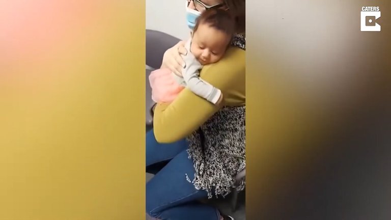 Bebé sorda escucha por primera vez la voz de mamá con canción