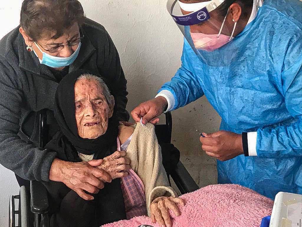 Doña Gregoria, de 102 años, recibió la vacuna contra el COVID-19 en Calera