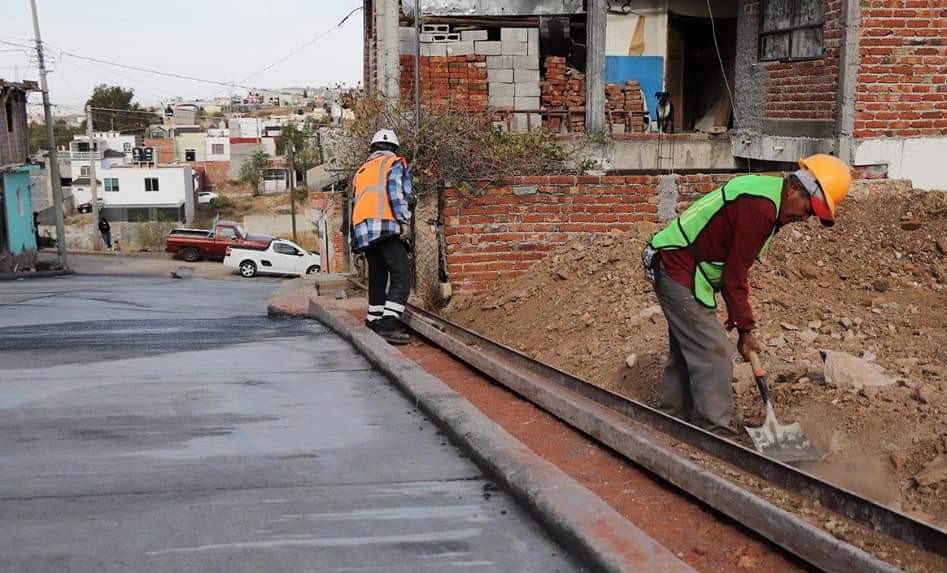 Rehabilitan calle y alcantarillado en Peñas de la Virgen de la capital
