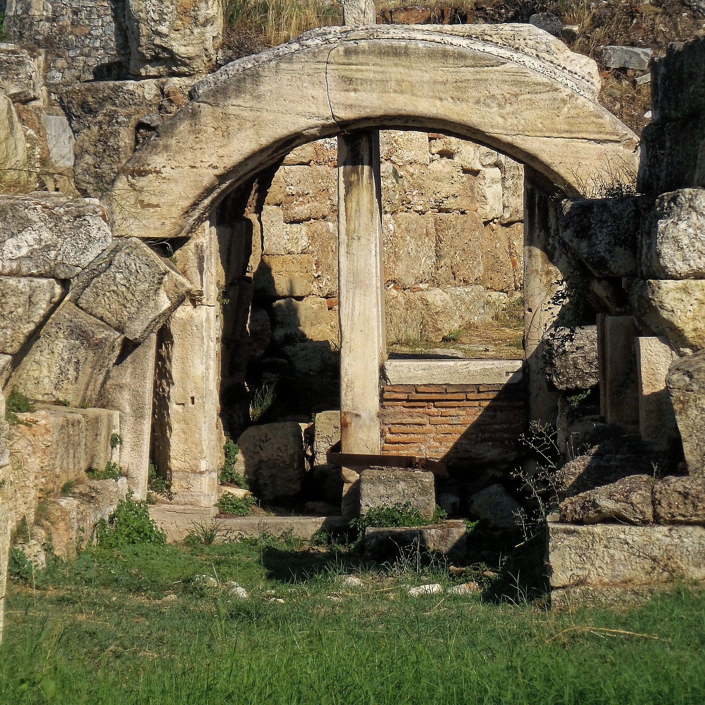 Descubren antigua muralla y monumento funerario en Roma