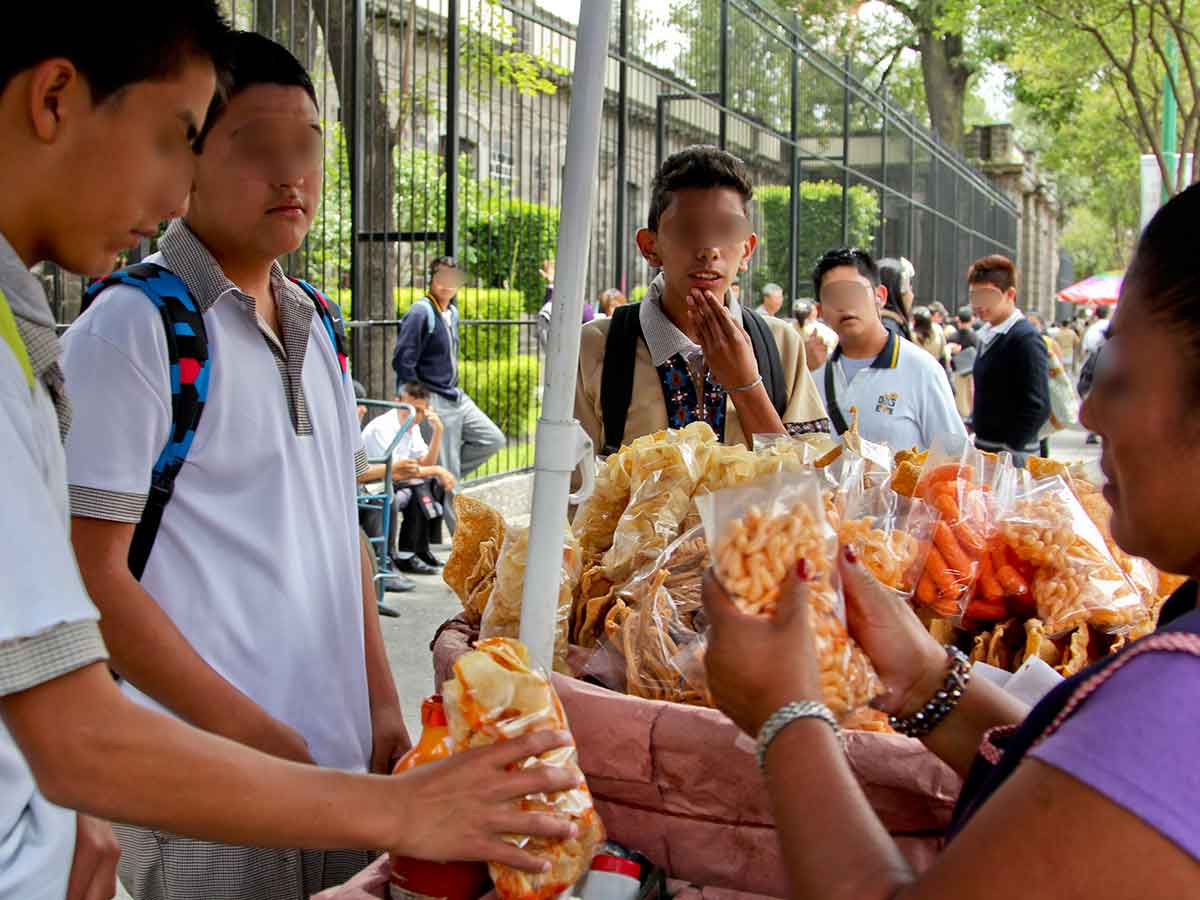 Senadores aprueban iniciativa para prohibir venta de comida chatarra afuera de escuelas