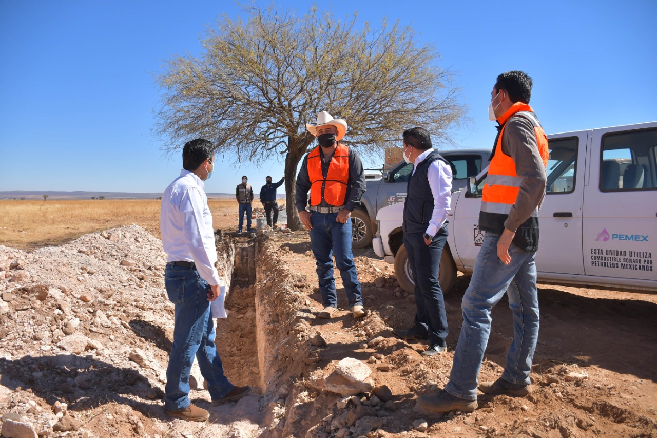 Julio Cesar Chávez supervisa construcción de pozo de agua potable en Tacoaleche