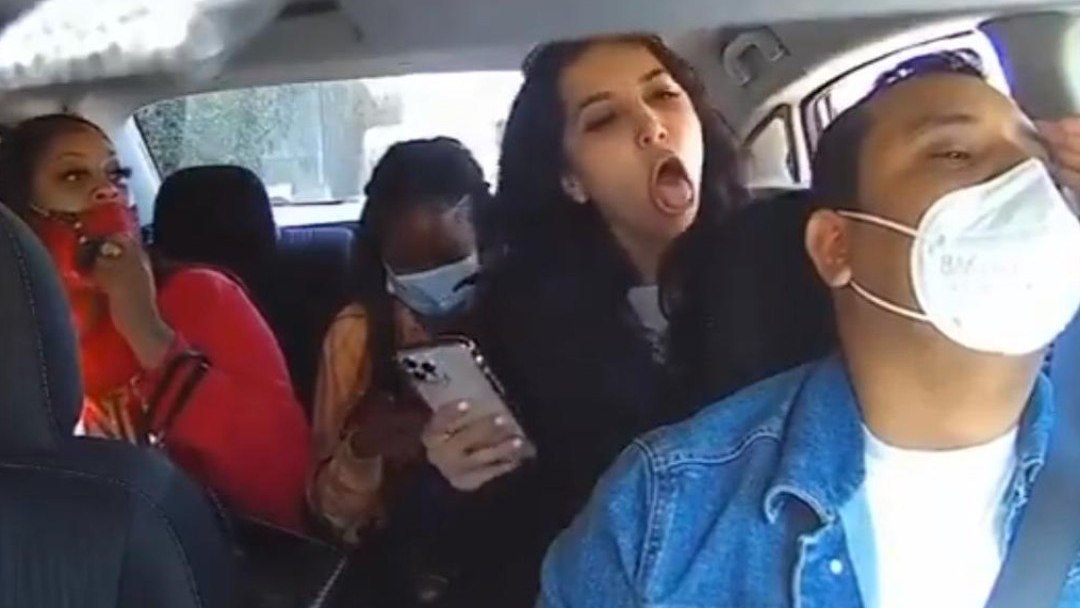 Mujeres tosen y agreden a conductor migrante