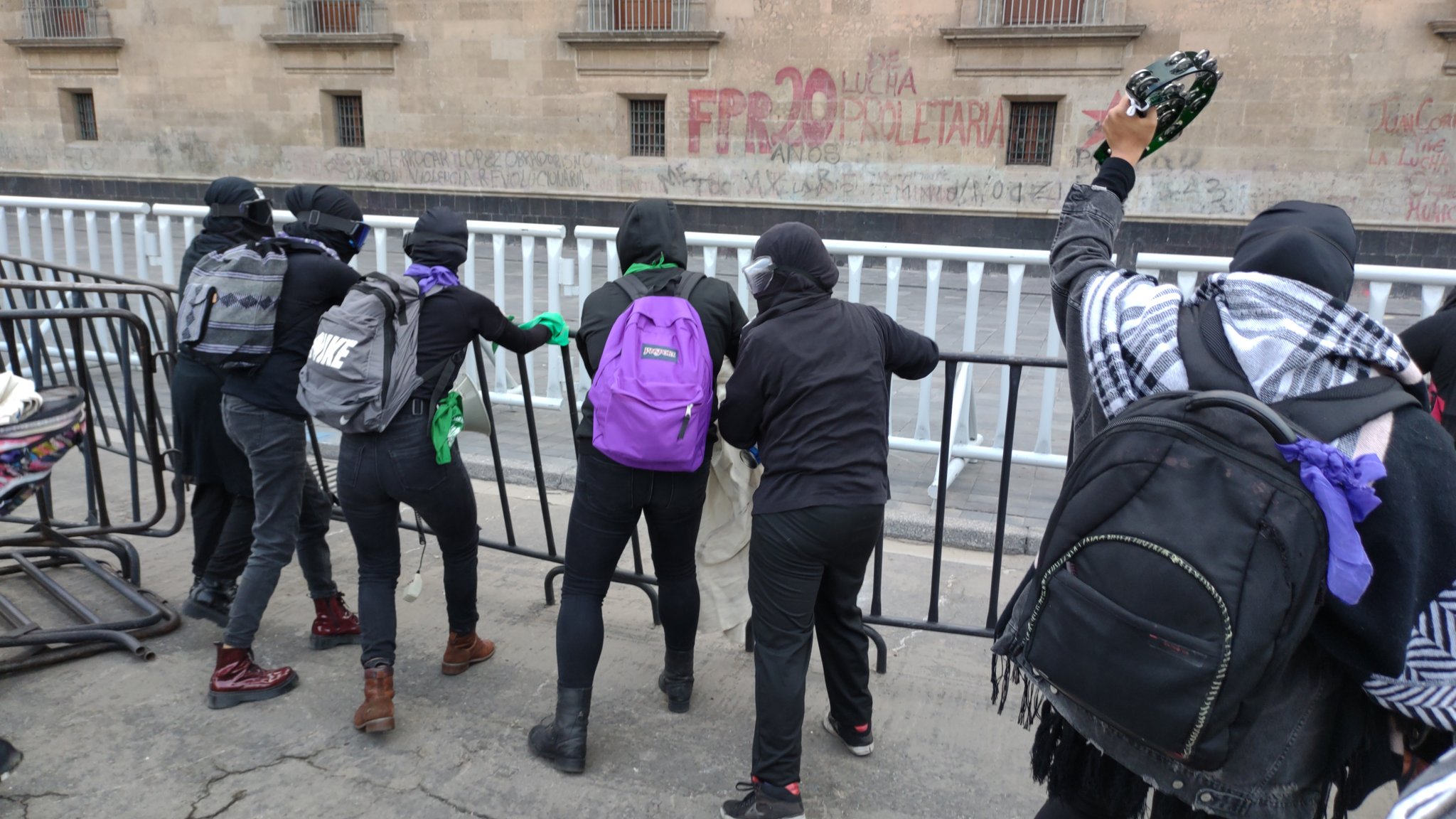 Mujeres protestan contra Félix Salgado frente a Palacio Nacional; policía impide su paso