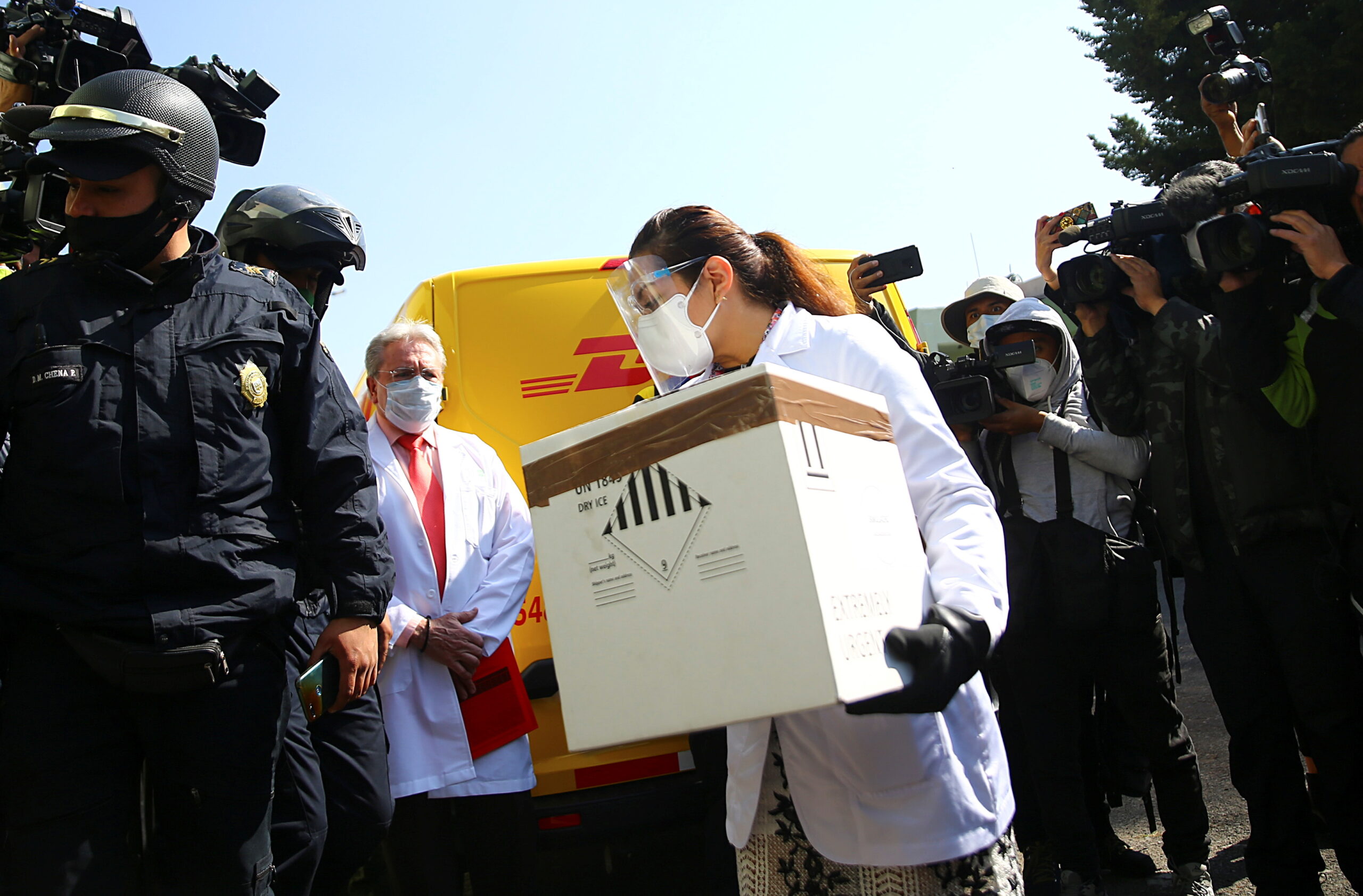 Sale de Querétaro primer millón de vacunas contra Covid envasadas en México