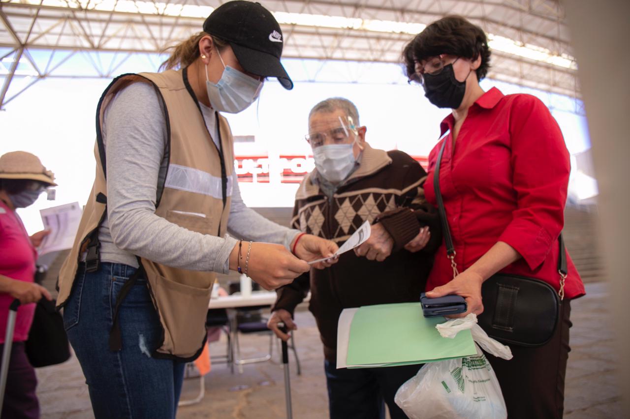 Con 300 voluntarios, aplican vacuna anticovid a zacatecanos