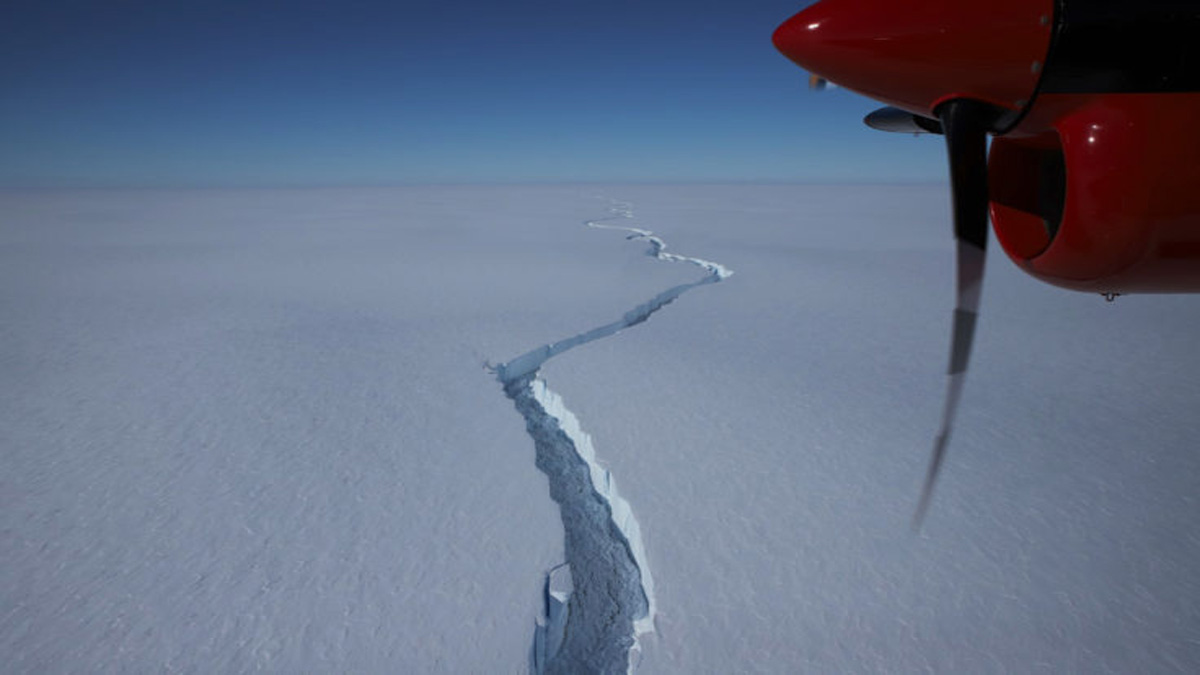 Enorme iceberg se desprende de la Antártida