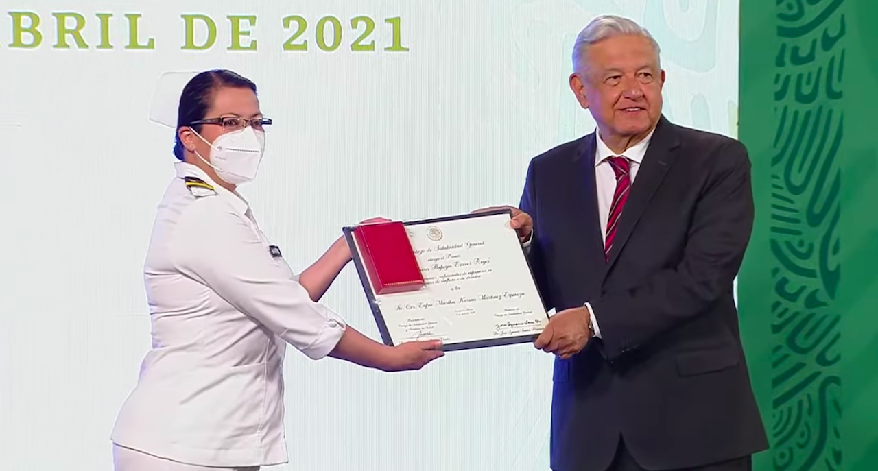 AMLO entrega premios al mérito 2021 a trabajadores de la salud
