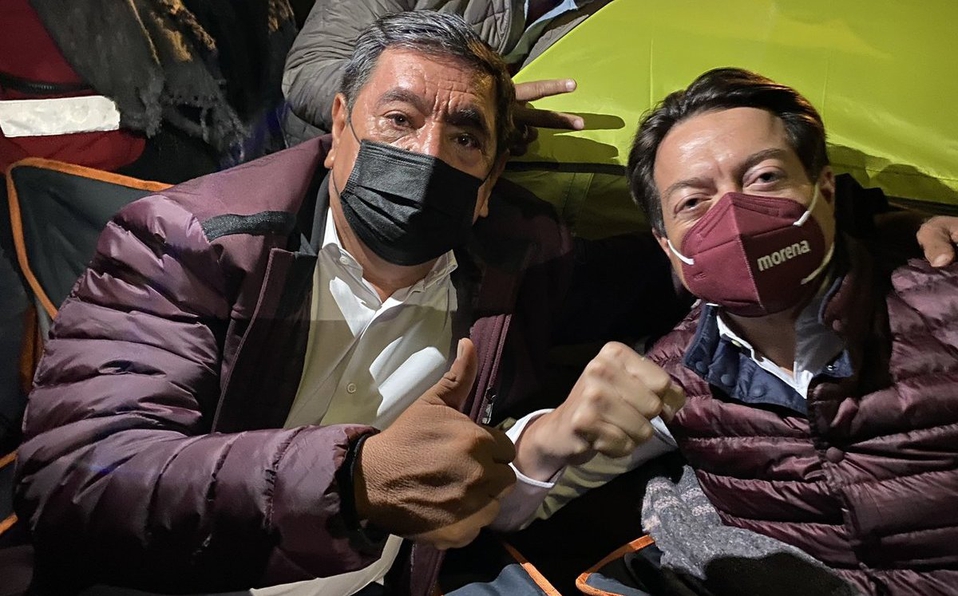 Salgado Macedonio y Mario Delgado pasan la noche en plantón frente al INE
