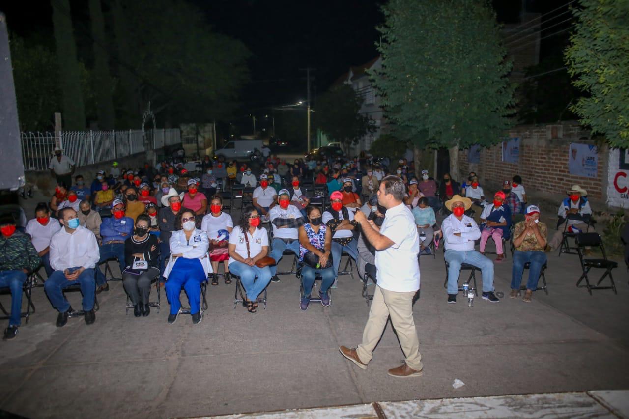 Promete Miguel Varela maquinaria para revestimiento de caminos y bordos en Tepechitlán