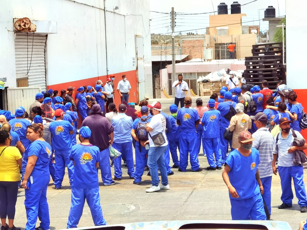 Apoyan trabajadores de ‘Dulces Mara’ a Gil Martínez