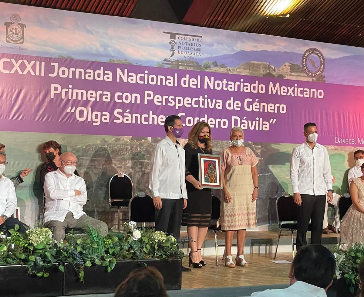Recibe Fabiola Torres reconocimiento del Colegio Nacional del Notariado