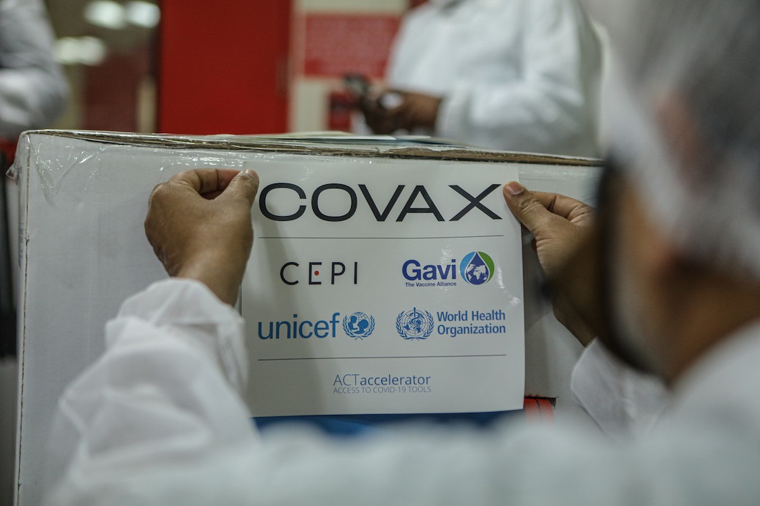 OMS pide a países ricos no vacunar a menores y dar las dosis a Covax