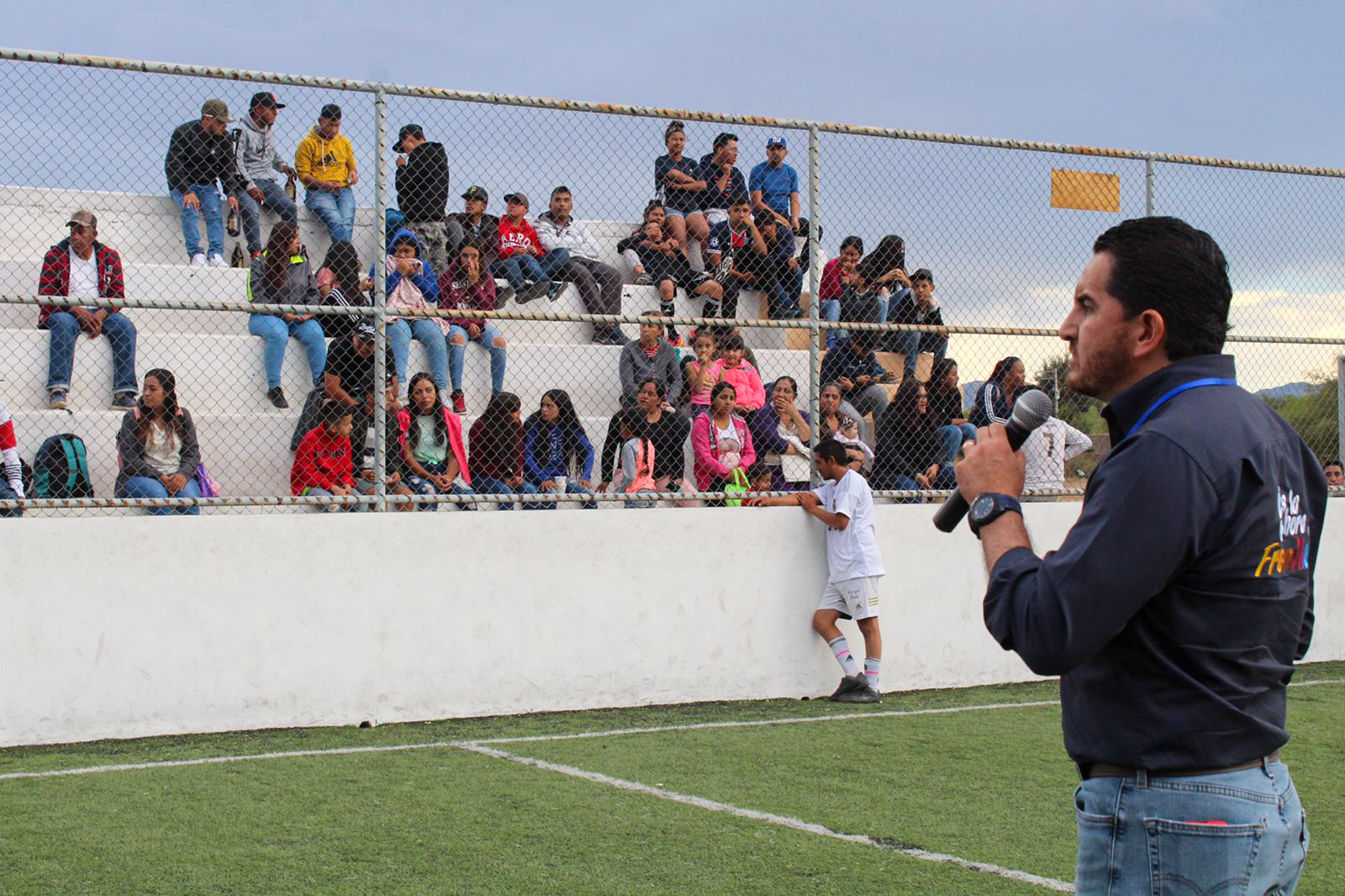 Javo Torres se compromete con deportistas de San José de Lourdes