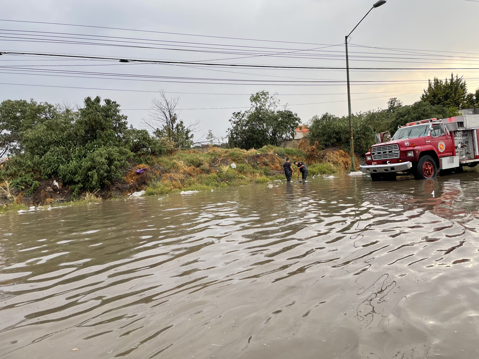 Autopista México-Puebla permanece inundada tras lluvias