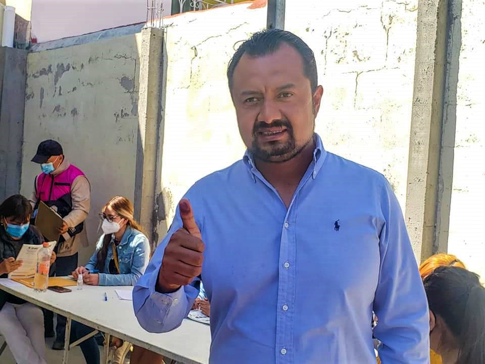 Ejerce Osvaldo Ávila su derecho al voto