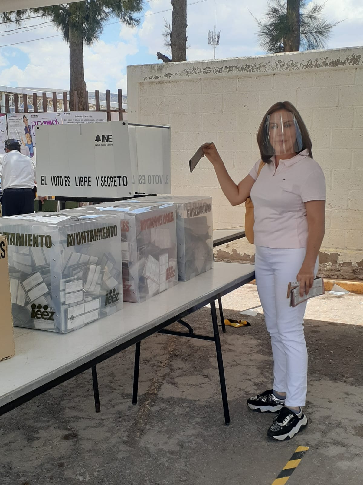 Acude Perla Martínez a votar