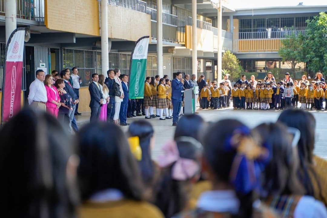 Visita Jorge Miranda escuela “Benito Juárez” y encabeza Honores a la Bandera