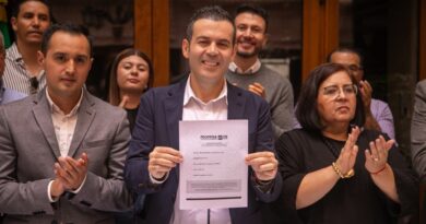 Presenta Ulises Mejía Haro su registro en el proceso interno de Morena